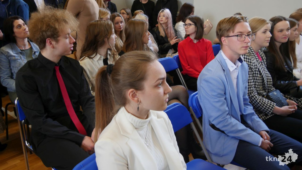 Maturzyści mają już wakacje. Szkoły ich uroczyście pożegnały [fotorelacja]