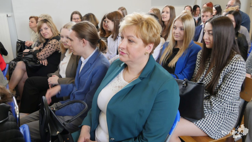Maturzyści mają już wakacje. Szkoły ich uroczyście pożegnały [fotorelacja]