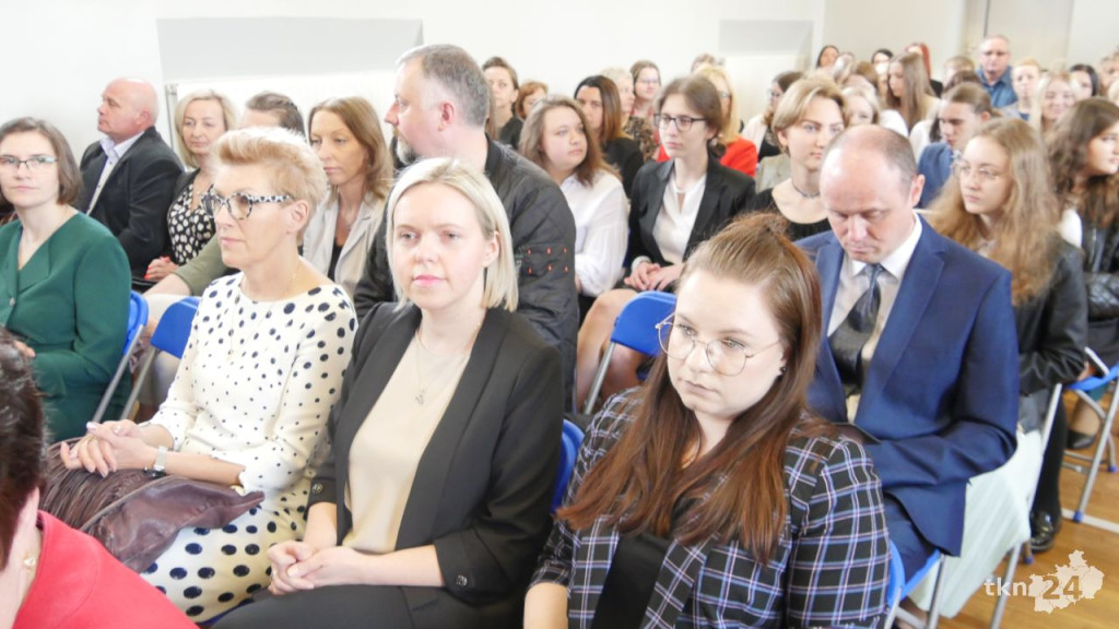 Maturzyści mają już wakacje. Szkoły ich uroczyście pożegnały [fotorelacja]