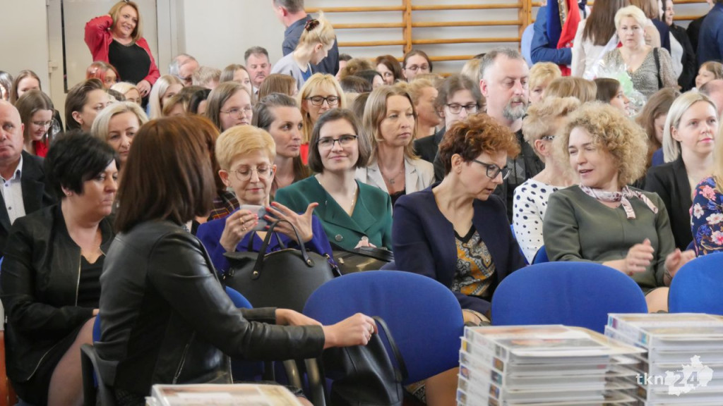 Maturzyści mają już wakacje. Szkoły ich uroczyście pożegnały [fotorelacja]