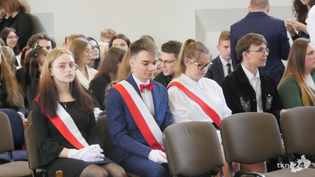 Maturzyści mają już wakacje. Szkoły ich uroczyście pożegnały [fotorelacja]