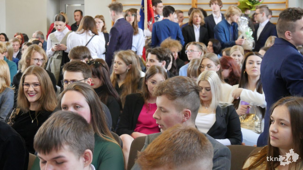 Maturzyści mają już wakacje. Szkoły ich uroczyście pożegnały [fotorelacja]