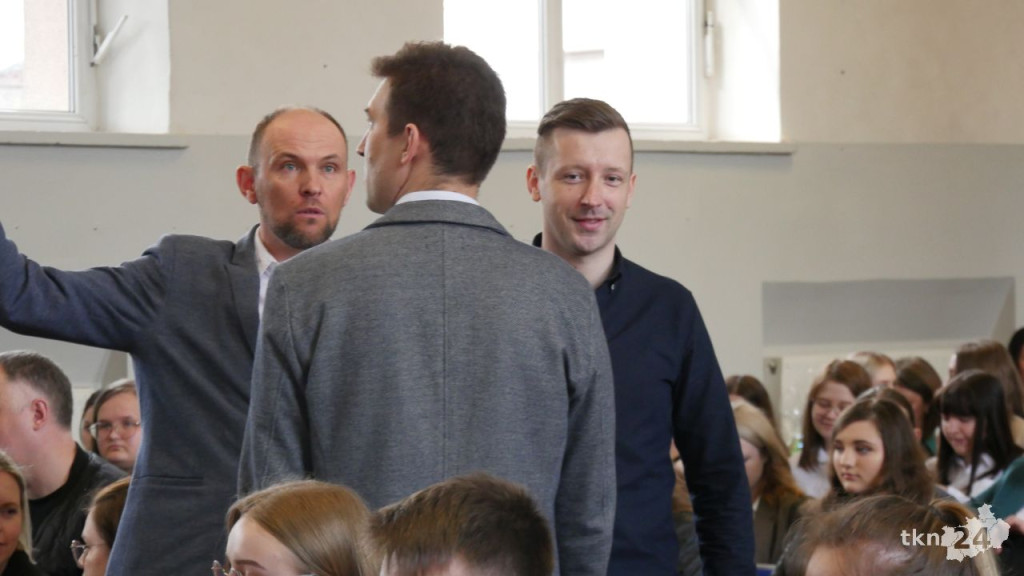 Maturzyści mają już wakacje. Szkoły ich uroczyście pożegnały [fotorelacja]