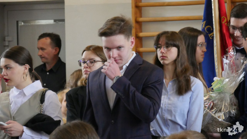 Maturzyści mają już wakacje. Szkoły ich uroczyście pożegnały [fotorelacja]