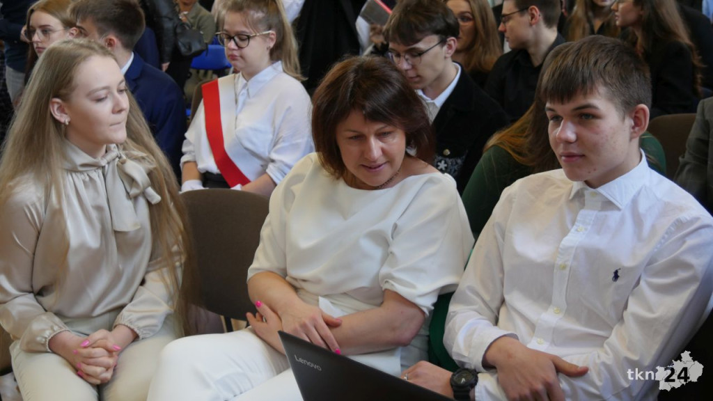 Maturzyści mają już wakacje. Szkoły ich uroczyście pożegnały [fotorelacja]