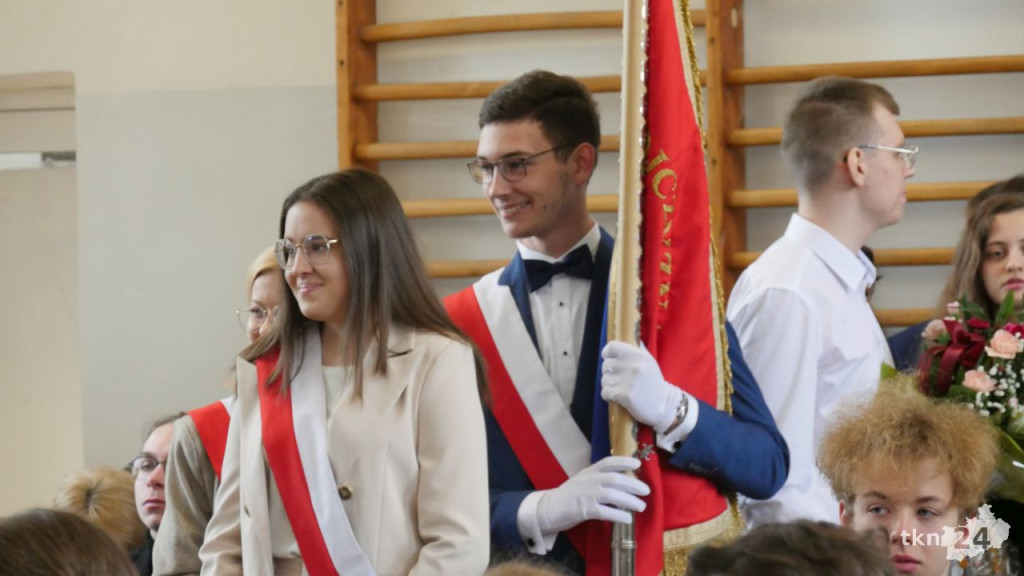 Maturzyści mają już wakacje. Szkoły ich uroczyście pożegnały [fotorelacja]