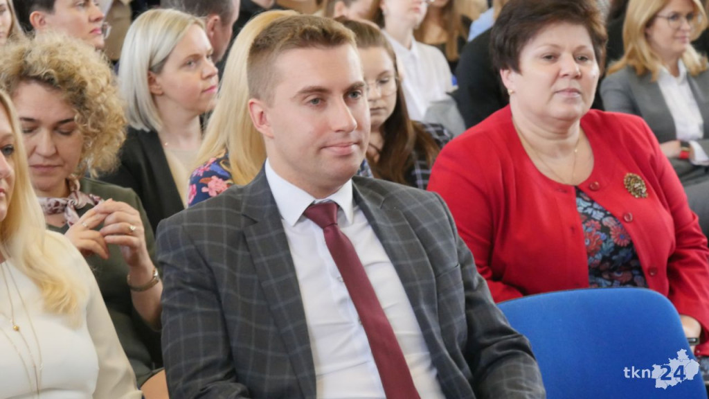Maturzyści mają już wakacje. Szkoły ich uroczyście pożegnały [fotorelacja]