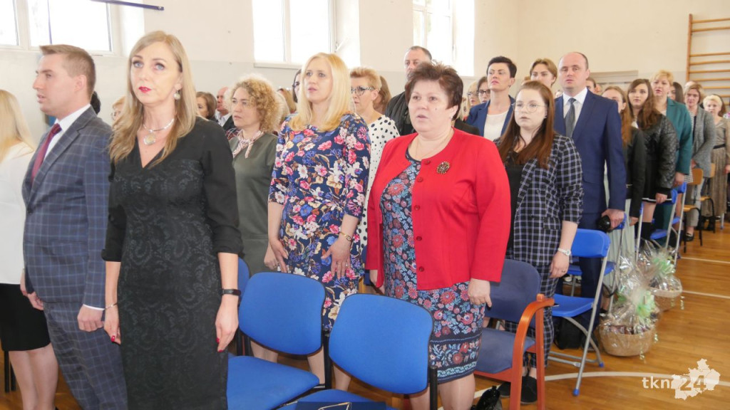 Maturzyści mają już wakacje. Szkoły ich uroczyście pożegnały [fotorelacja]