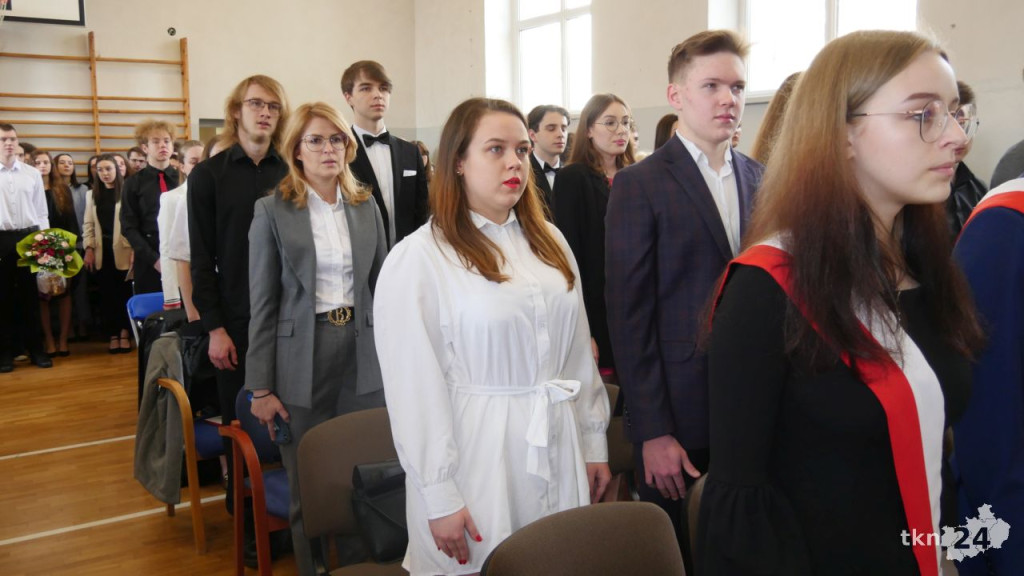 Maturzyści mają już wakacje. Szkoły ich uroczyście pożegnały [fotorelacja]