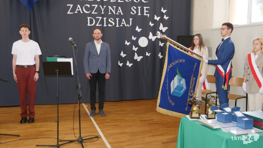 Maturzyści mają już wakacje. Szkoły ich uroczyście pożegnały [fotorelacja]
