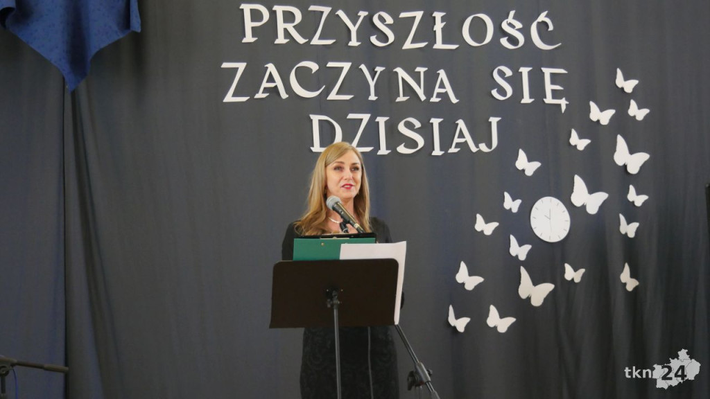 Maturzyści mają już wakacje. Szkoły ich uroczyście pożegnały [fotorelacja]