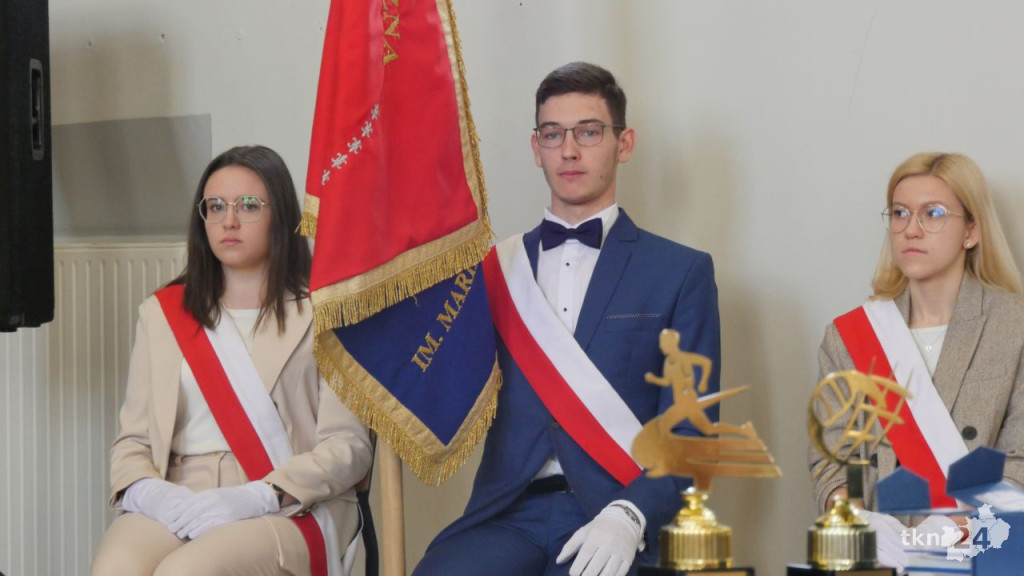 Maturzyści mają już wakacje. Szkoły ich uroczyście pożegnały [fotorelacja]