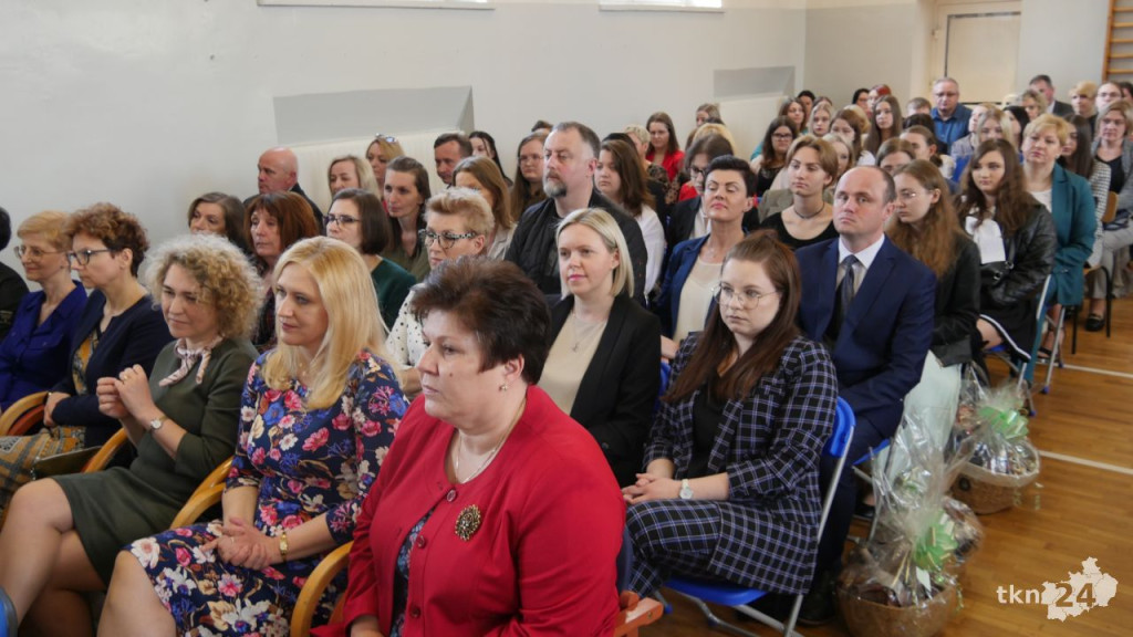 Maturzyści mają już wakacje. Szkoły ich uroczyście pożegnały [fotorelacja]