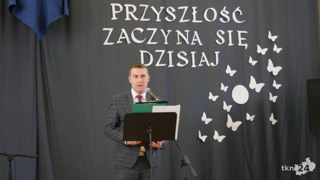 Maturzyści mają już wakacje. Szkoły ich uroczyście pożegnały [fotorelacja]