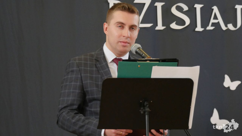 Maturzyści mają już wakacje. Szkoły ich uroczyście pożegnały [fotorelacja]