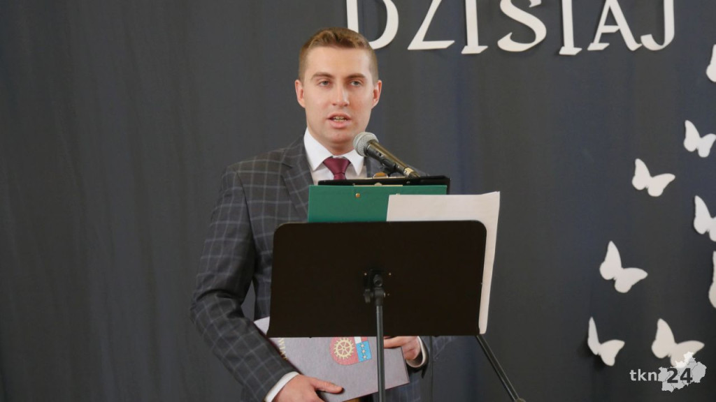 Maturzyści mają już wakacje. Szkoły ich uroczyście pożegnały [fotorelacja]