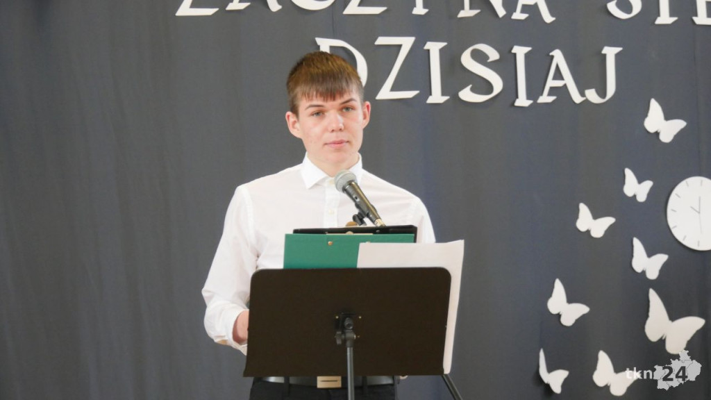 Maturzyści mają już wakacje. Szkoły ich uroczyście pożegnały [fotorelacja]