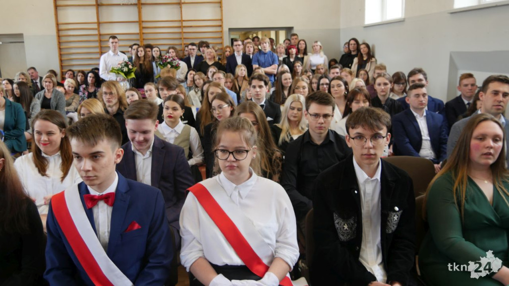 Maturzyści mają już wakacje. Szkoły ich uroczyście pożegnały [fotorelacja]
