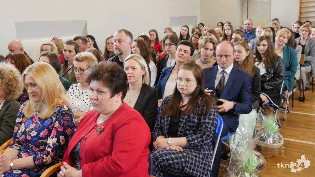 Maturzyści mają już wakacje. Szkoły ich uroczyście pożegnały [fotorelacja]