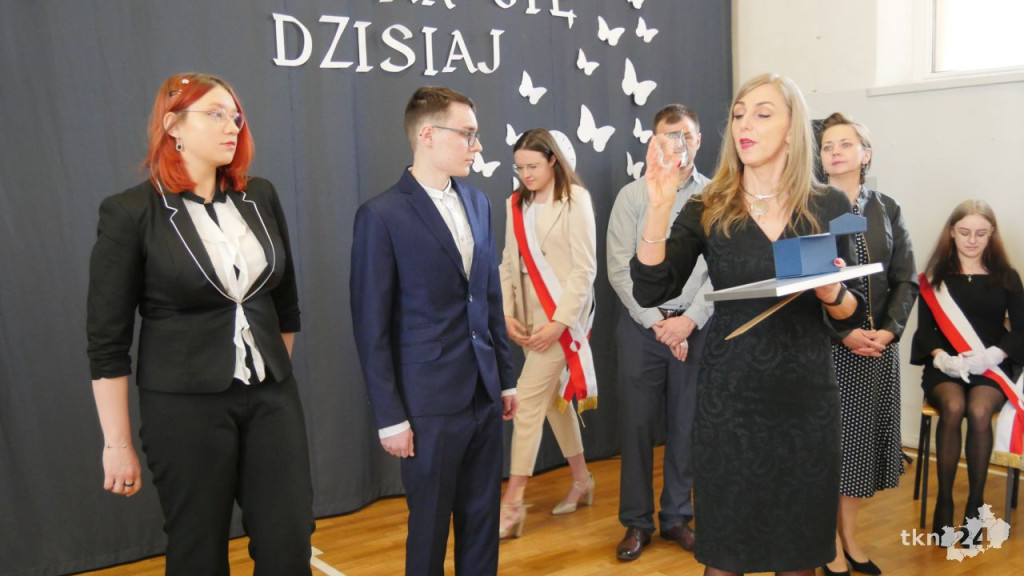 Maturzyści mają już wakacje. Szkoły ich uroczyście pożegnały [fotorelacja]