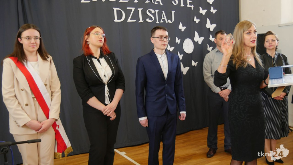 Maturzyści mają już wakacje. Szkoły ich uroczyście pożegnały [fotorelacja]