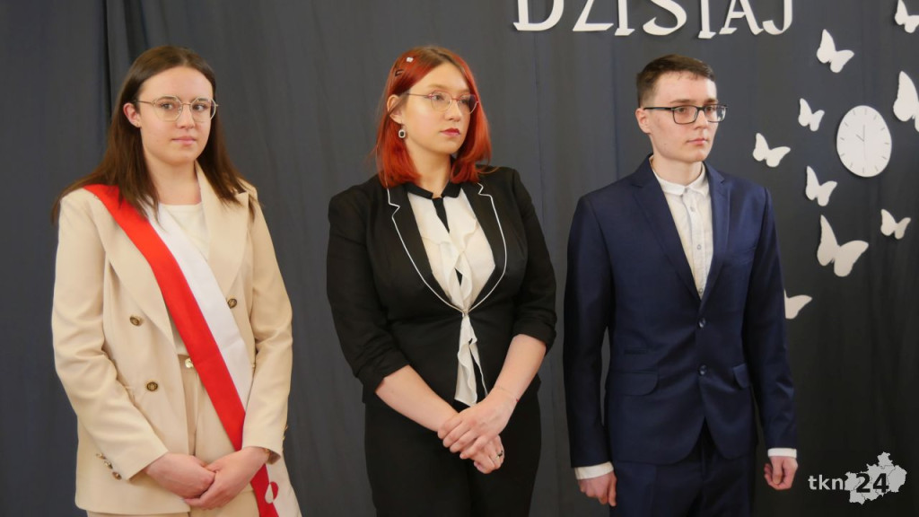 Maturzyści mają już wakacje. Szkoły ich uroczyście pożegnały [fotorelacja]