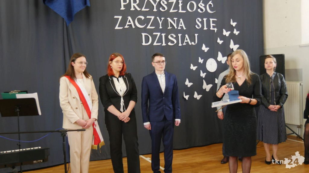 Maturzyści mają już wakacje. Szkoły ich uroczyście pożegnały [fotorelacja]