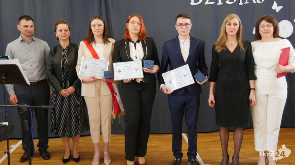 Maturzyści mają już wakacje. Szkoły ich uroczyście pożegnały [fotorelacja]