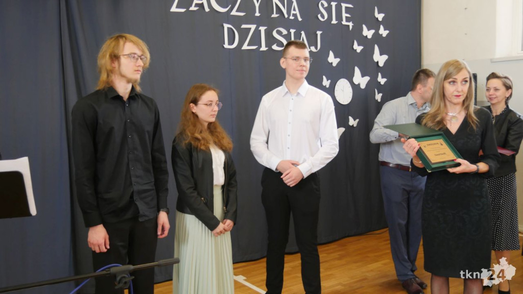 Maturzyści mają już wakacje. Szkoły ich uroczyście pożegnały [fotorelacja]