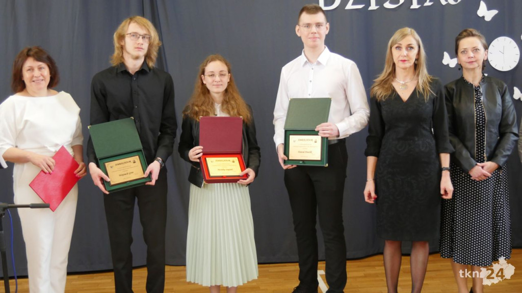 Maturzyści mają już wakacje. Szkoły ich uroczyście pożegnały [fotorelacja]