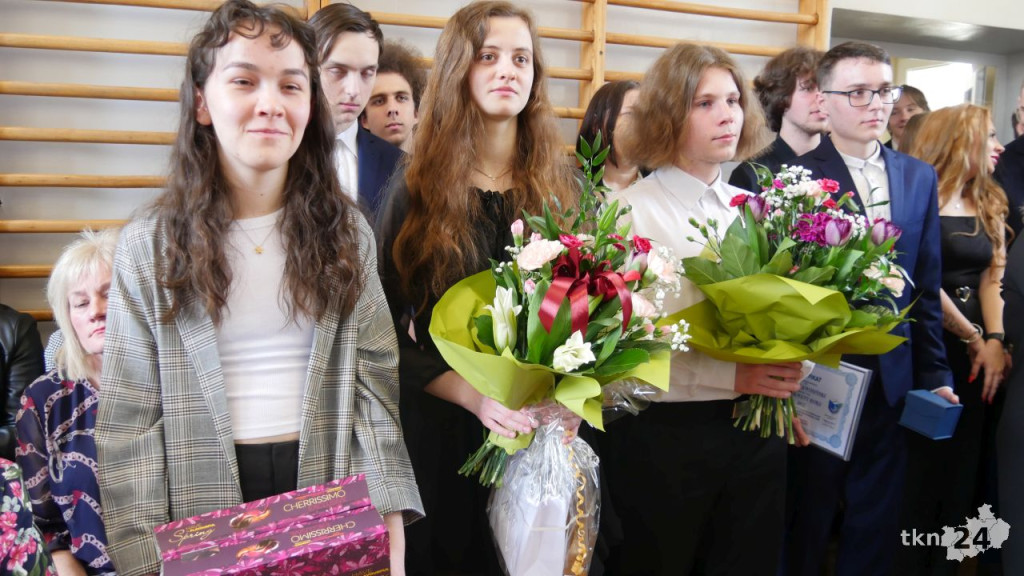Maturzyści mają już wakacje. Szkoły ich uroczyście pożegnały [fotorelacja]