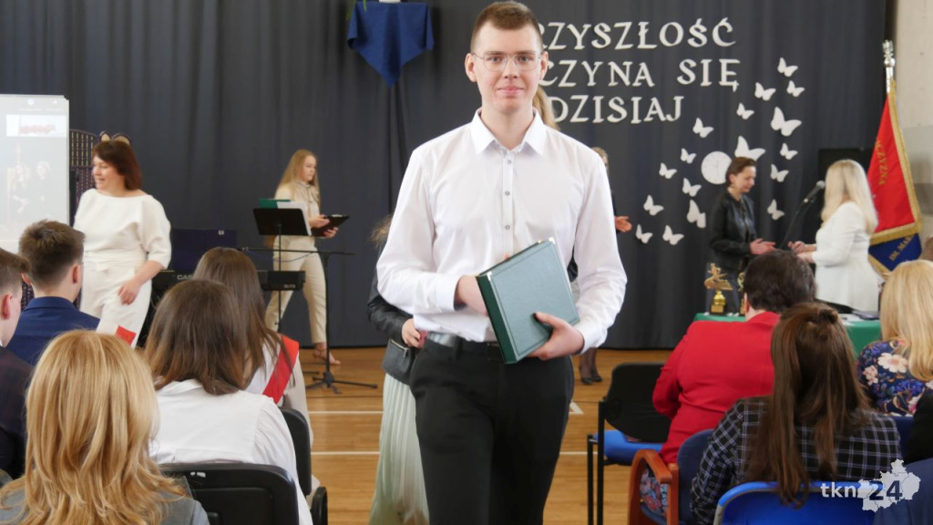 Maturzyści mają już wakacje. Szkoły ich uroczyście pożegnały [fotorelacja]