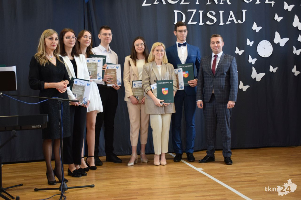 Maturzyści mają już wakacje. Szkoły ich uroczyście pożegnały [fotorelacja]