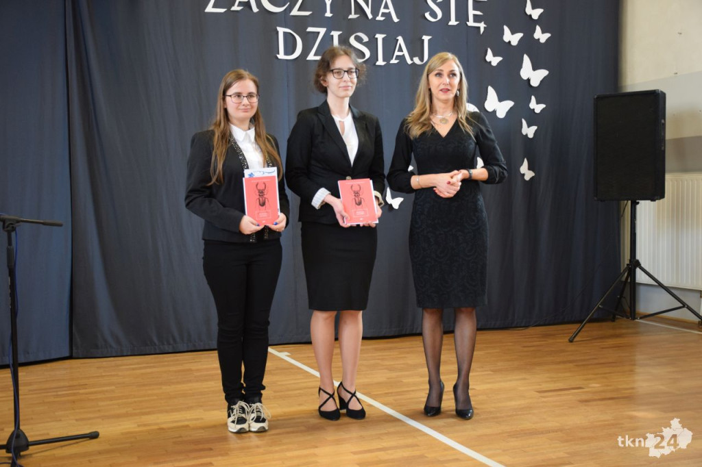 Maturzyści mają już wakacje. Szkoły ich uroczyście pożegnały [fotorelacja]