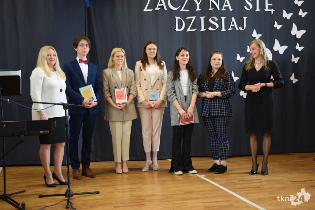 Maturzyści mają już wakacje. Szkoły ich uroczyście pożegnały [fotorelacja]