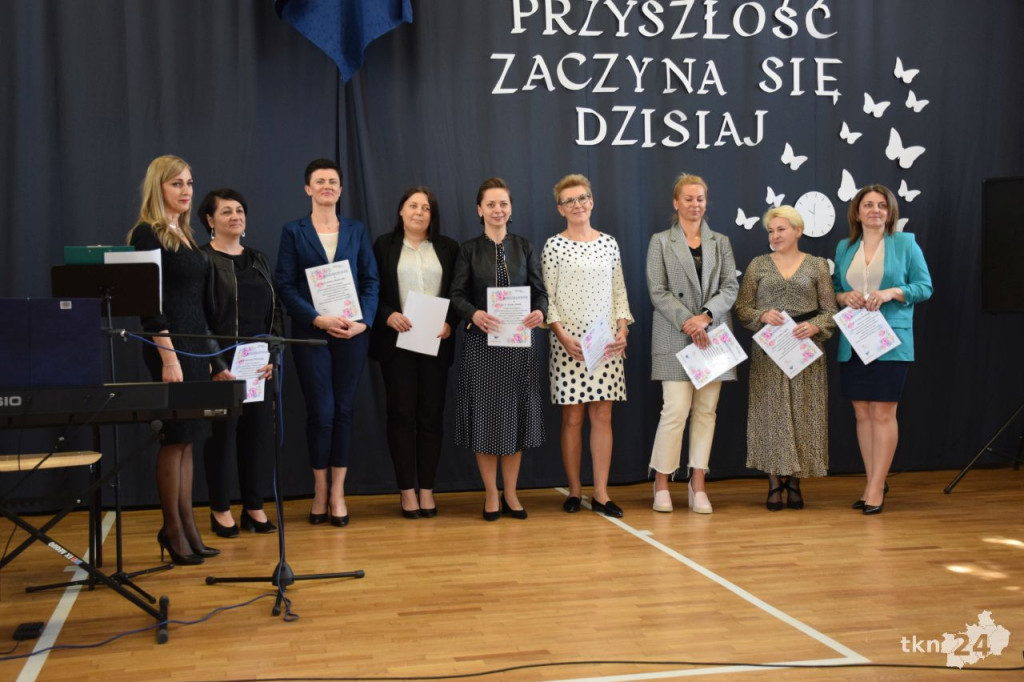 Maturzyści mają już wakacje. Szkoły ich uroczyście pożegnały [fotorelacja]
