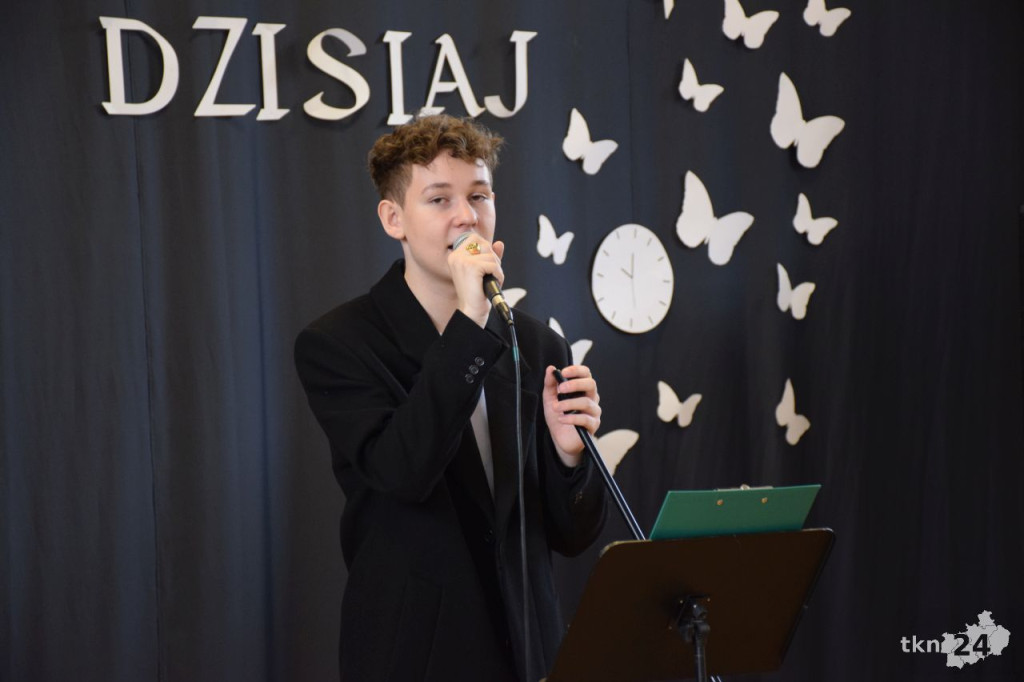 Maturzyści mają już wakacje. Szkoły ich uroczyście pożegnały [fotorelacja]