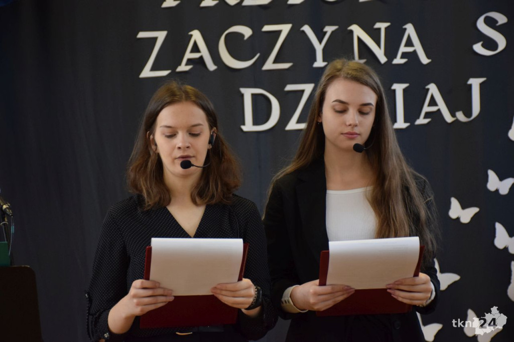Maturzyści mają już wakacje. Szkoły ich uroczyście pożegnały [fotorelacja]