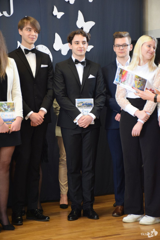 Maturzyści mają już wakacje. Szkoły ich uroczyście pożegnały [fotorelacja]