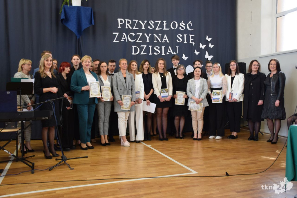 Maturzyści mają już wakacje. Szkoły ich uroczyście pożegnały [fotorelacja]