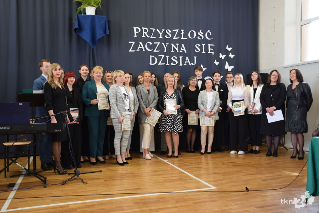 Maturzyści mają już wakacje. Szkoły ich uroczyście pożegnały [fotorelacja]