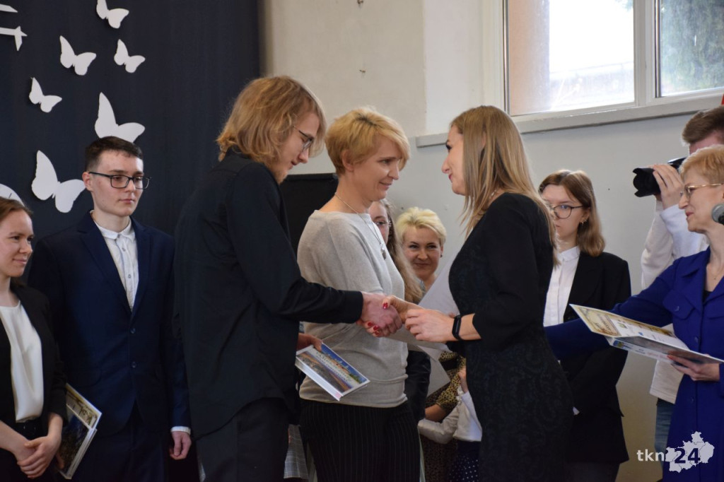 Maturzyści mają już wakacje. Szkoły ich uroczyście pożegnały [fotorelacja]