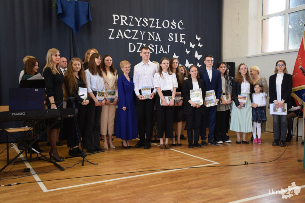 Maturzyści mają już wakacje. Szkoły ich uroczyście pożegnały [fotorelacja]