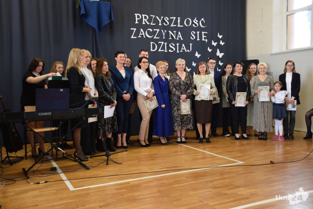 Maturzyści mają już wakacje. Szkoły ich uroczyście pożegnały [fotorelacja]
