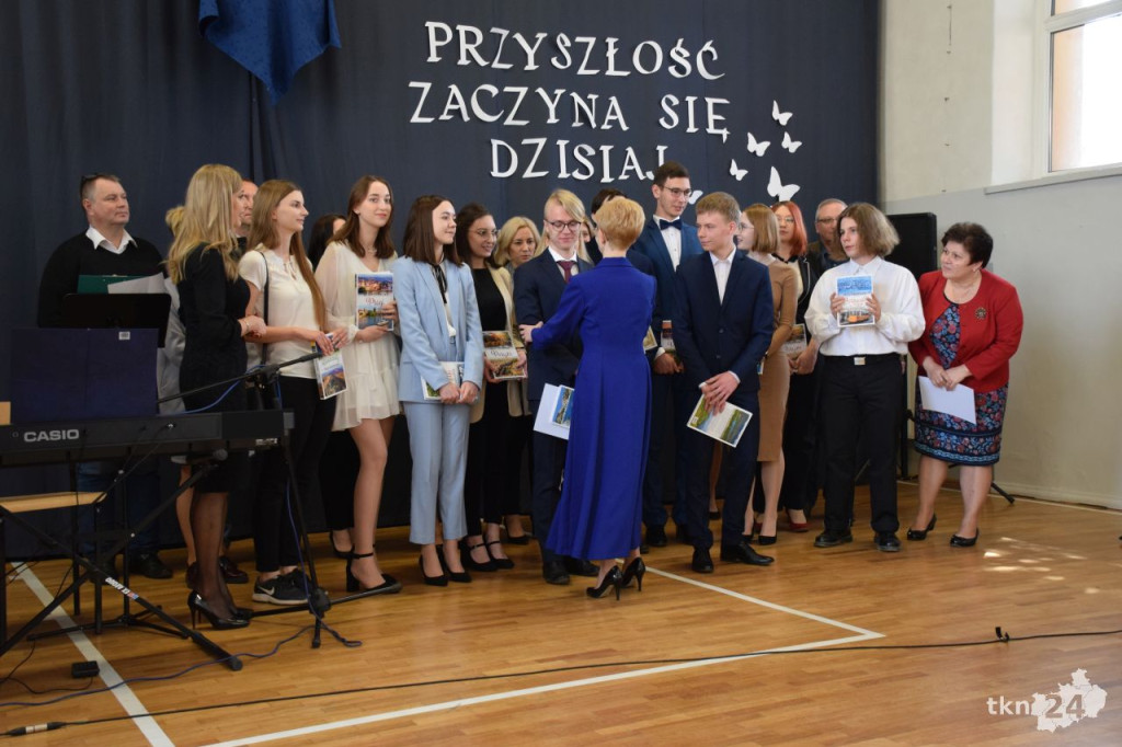 Maturzyści mają już wakacje. Szkoły ich uroczyście pożegnały [fotorelacja]