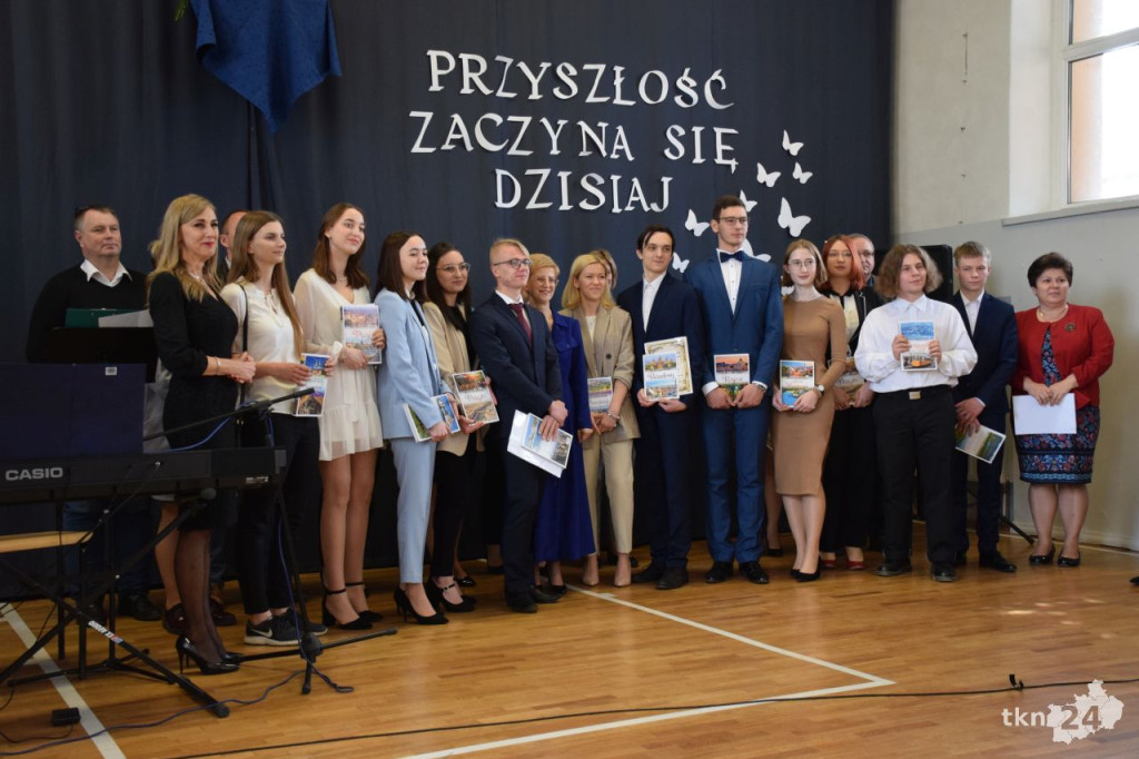 Maturzyści mają już wakacje. Szkoły ich uroczyście pożegnały [fotorelacja]
