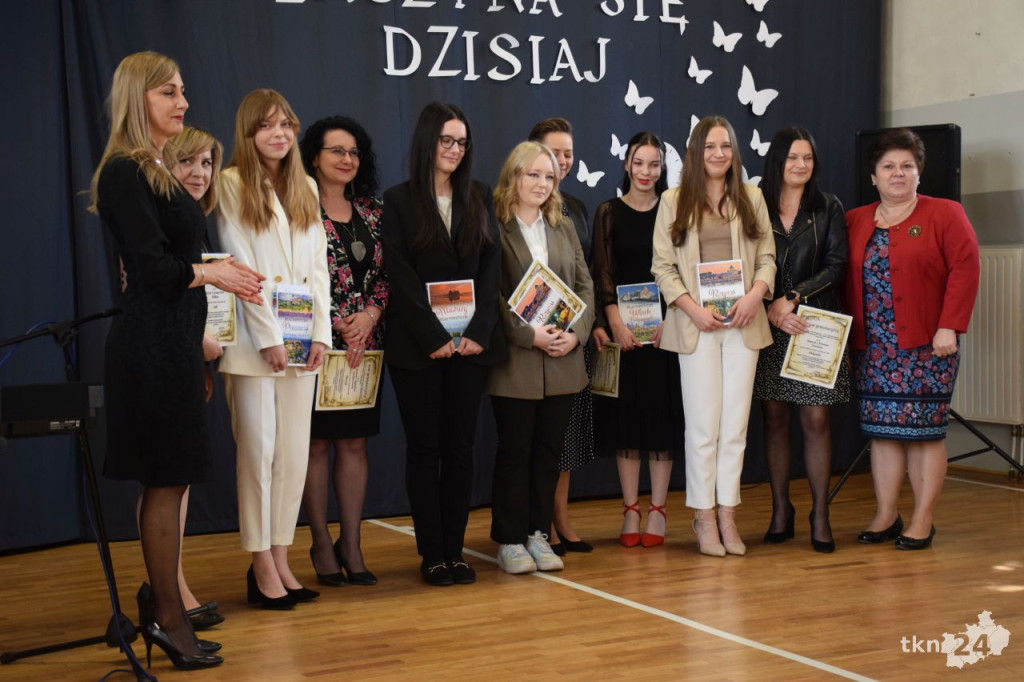 Maturzyści mają już wakacje. Szkoły ich uroczyście pożegnały [fotorelacja]