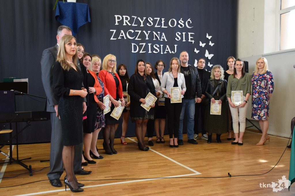 Maturzyści mają już wakacje. Szkoły ich uroczyście pożegnały [fotorelacja]