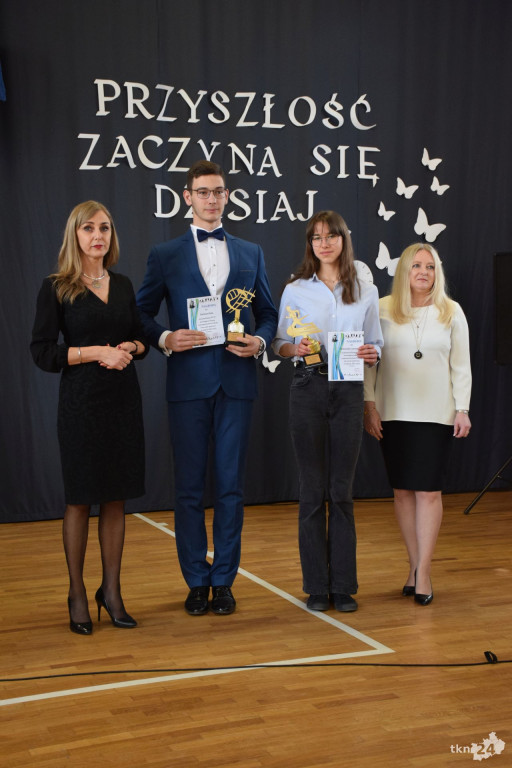 Maturzyści mają już wakacje. Szkoły ich uroczyście pożegnały [fotorelacja]