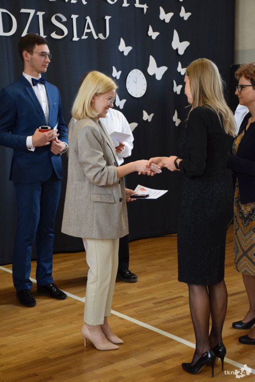 Maturzyści mają już wakacje. Szkoły ich uroczyście pożegnały [fotorelacja]